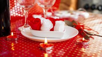Valentijnsdag. fles wijnstok, glazen, rode rozen foto