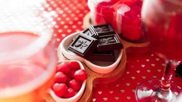 chocolaatjes en snoepjes op hartvormige borden