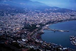 alanya stad - turkije, haven in de avond foto