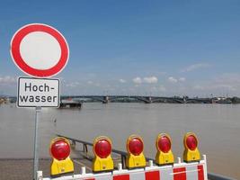 rivier rijn overstroming in mainz, duitsland foto