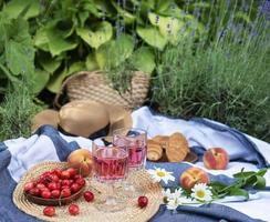 set voor picknick op deken in lavendelveld foto