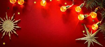 Kerstmis banier of groet kaart achtergrond met Kerstmis licht en decoratie Aan rood achtergrond foto