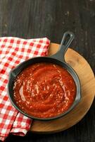 klassiek eigengemaakt Italiaans tomaat saus Aan gips ijzer koekepan foto