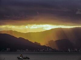 zonsondergang over- de zee en bergen, Rio de janeiro, Brazilië foto