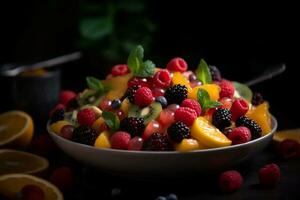 gezond fruit salade met vers fruit en bessen in een schaal. foto