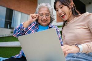 gefocust jong studenten luisteren oud senior oud leraren voor adviseren sluitsteen project in Universiteit. gelukkig midden- oud leraar werken samen met studenten voor diploma uitreiking project. foto