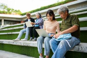 gefocust jong studenten luisteren oud senior oud leraren voor adviseren sluitsteen project in Universiteit. gelukkig midden- oud leraar werken samen met studenten voor diploma uitreiking project. foto