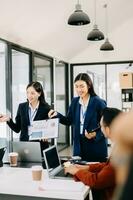 bedrijf team bespreken Bij vergadering kamer. werken samen met laptop ,tablet en slim telefoon Aan bureau financieel accountant , ontwerper , vergadering , invoering concept. foto