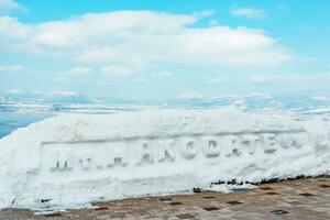 mooi landschap en stadsgezicht van hakodate berg met sneeuw in winter seizoen. mijlpaal en populair voor attracties in hokkaido, japan.reizen en vakantie concept foto