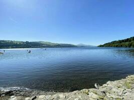 een visie van de noorden Wales platteland Bij bala meer Aan een zonnig dag foto