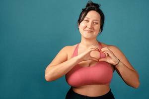 gelukkige plus size positieve vrouw in studio foto