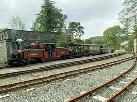 noorden Wales in de uk in september 2023. een visie van een stoom- trein Bij tan-y-bwlch station in noorden Wales foto