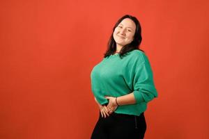 gelukkige plus size positieve vrouw in studio foto