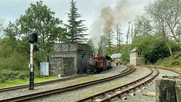 noorden Wales in de uk in september 2023. een visie van een stoom- trein Bij tan-y-bwlch station in noorden Wales foto