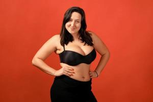 gelukkige plus size positieve vrouw foto