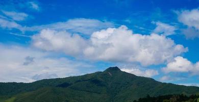 landschap bergen en de blauwe lucht foto