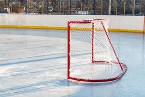 hockeygoal op het ijs foto