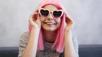 vrouw met bril en roze pruik - positief portret