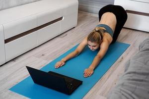 gezondheidsconcept. vrouw mediteren of yoga oefening thuis doen. foto