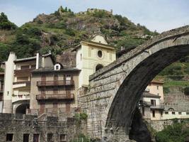 romeinse brug in pont saint martin foto