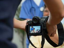 camera video vdo studio schot merk fotograaf inhoud schepper creatief familie moeder zoon vrouw vrouw dame Gezondheid zorg behandeling dokter verpleegster personeel technologie pensioen bedrijf senior ouderling kom tot rust foto