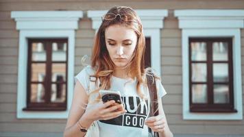 mode portret stijlvolle mooie vrouw in zonnebril poseren in de stad foto