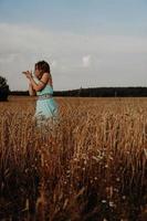 mooie jonge vrouw die in het veld danst foto