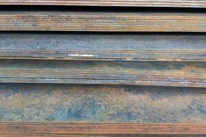 stack van mild staal lakens, full-frame detailopname visie met selectief focus foto