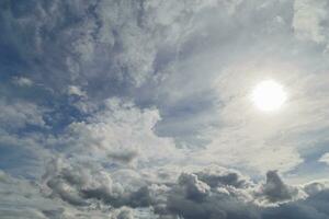 blauw lucht met zon en gemengd wolken Aan verschillend lagen, bovenstaand horizon visie foto