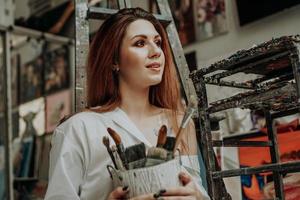 vrouwelijke kunstenaar hand met penseel foto
