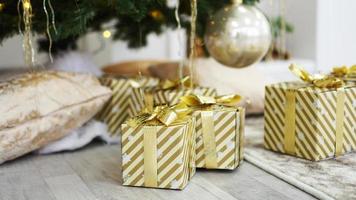 dozen met cadeautjes onder de kerstboom foto