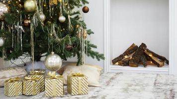 dozen met cadeautjes onder de kerstboom