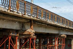 oud Sovjet automotive brug reparatie werkwijze met rood steigers en ondersteunen constructies foto