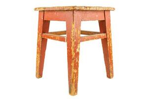oud houten stoel met bruin pellen verf. zolder stijl stoel geïsoleerd Aan wit. foto