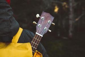 details van de gitaar uit de rugzak foto