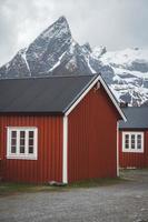 noorwegen rorbu huizen en bergen rotsen uitzicht lofoten eilanden foto