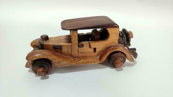 handgemaakt houten speelgoed- auto Aan een wit achtergrond foto