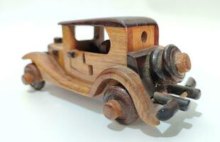 handgemaakt houten speelgoed- auto Aan een wit achtergrond foto