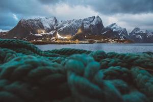 Noorwegen rorbu vissershuisjes tegenover de zee en de hoge bergen foto