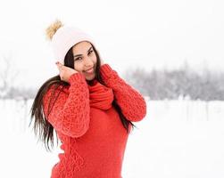 portret van een mooie glimlachende jonge vrouw in de winter buitenshuis foto