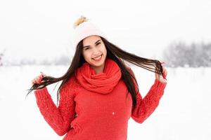 portret van een mooie glimlachende jonge vrouw in de winter buitenshuis foto