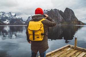 man praten aan de telefoon met een rugzak in de natuur foto