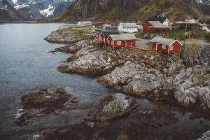 Noorwegen rorbu huizen en bergen foto