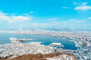 mooi landschap en stadsgezicht van hakodate berg met sneeuw in winter seizoen. mijlpaal en populair voor attracties in hokkaido, japan.reizen en vakantie concept foto