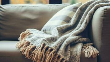 knus wol deken Aan sofa hand- Holding hoofdkussen voor ontspanning foto