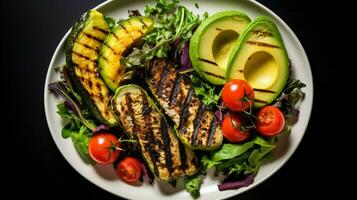 gezond vegetarisch lunch bord met gegrild avocado foto