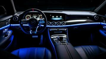 luxe auto dashboard verlichte met blauw verlichting foto