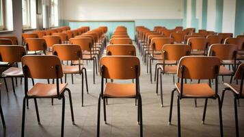 modern klas leeg stoelen aan het wachten voor studenten foto