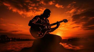 silhouet van musicus spelen gitaar Bij zonsondergang foto