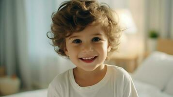 glimlachen kind vrolijk en schattig op zoek Bij camera foto